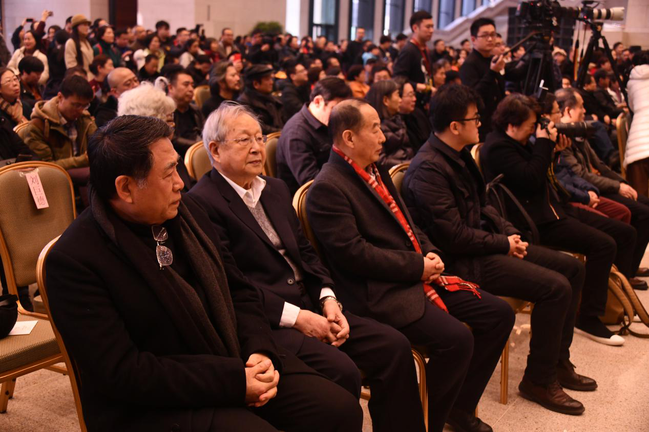 （韓玉臣與張文新老師、中國(guó)藝術(shù)研究院油畫(huà)院院長(zhǎng)楊飛云在開(kāi)幕式上）