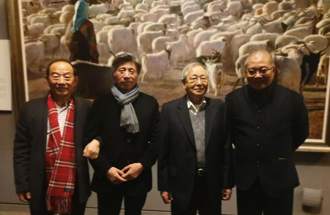 （韓玉臣與中國(guó)美術(shù)家協(xié)會(huì)主席、中央美術(shù)學(xué)院院長(zhǎng)范迪安，張文新老師，中國(guó)美協(xié)副主席、中國(guó)美院院長(zhǎng)許江在參展作品前合影）